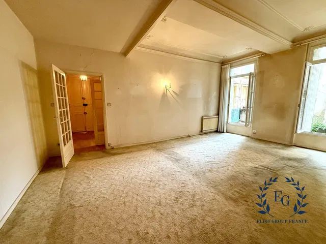 Кухиња; кухињски апарати, дрвени под, природно светло, модерни стил