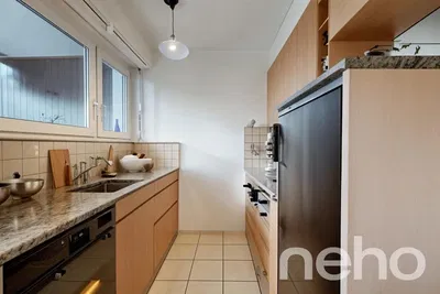 Küche; küchengeräte, holzboden, tageslicht, moderner stil