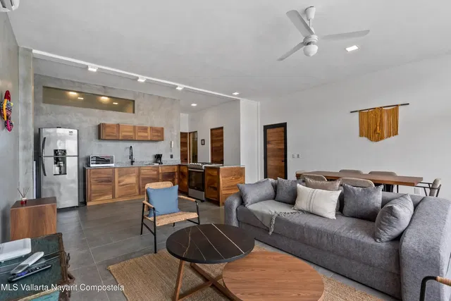 Кухиња; кухињски апарати, дрвени под, природно светло, модерни стил