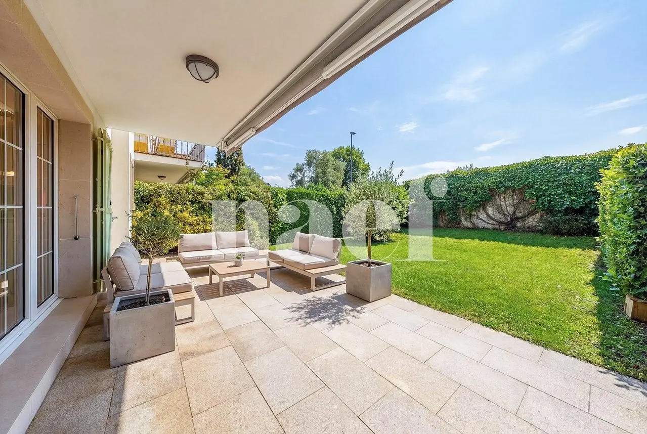 Кухиња; кухињски апарати, дрвени под, природно светло, модерни стил