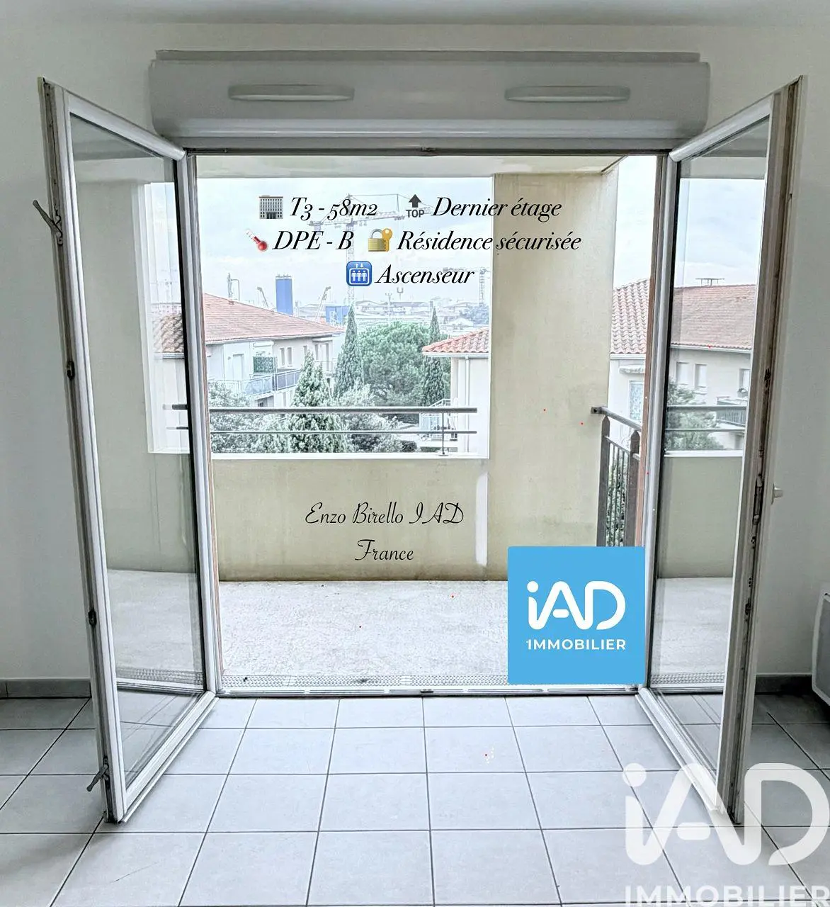 مطبخ; أجهزة المطبخ, أرضية خشبية, ضوء طبيعي, أسلوب عصري