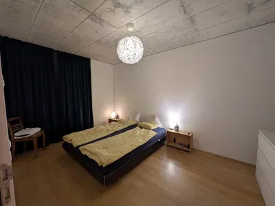 Cucina; elettrodomestici, pavimento in legno, luce naturale, stile moderno