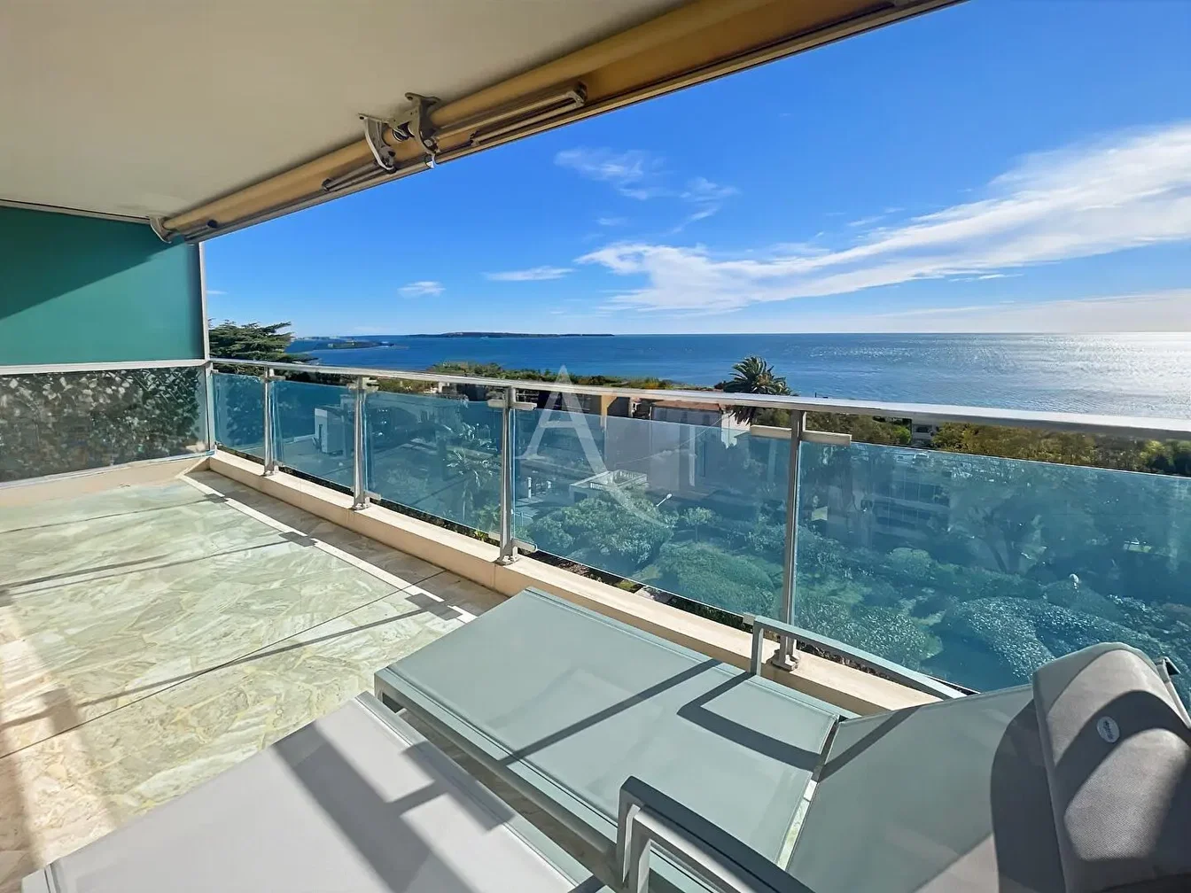 Oturma odası; ahşap zemin, doğal ışık, modern stil