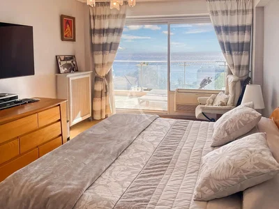 Mutfak; mutfak aletleri, ahşap zemin, doğal ışık, modern stil