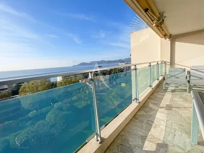 Kuchnia; sprzęt kuchenny, podłoga drewniana, światło dzienne, styl nowoczesny