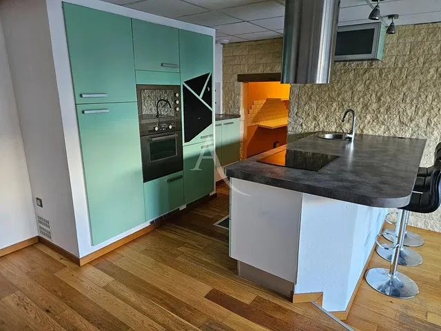 Σαλόνι; ξύλινο πάτωμα, φυσικό φως, μοντέρνο στυλ