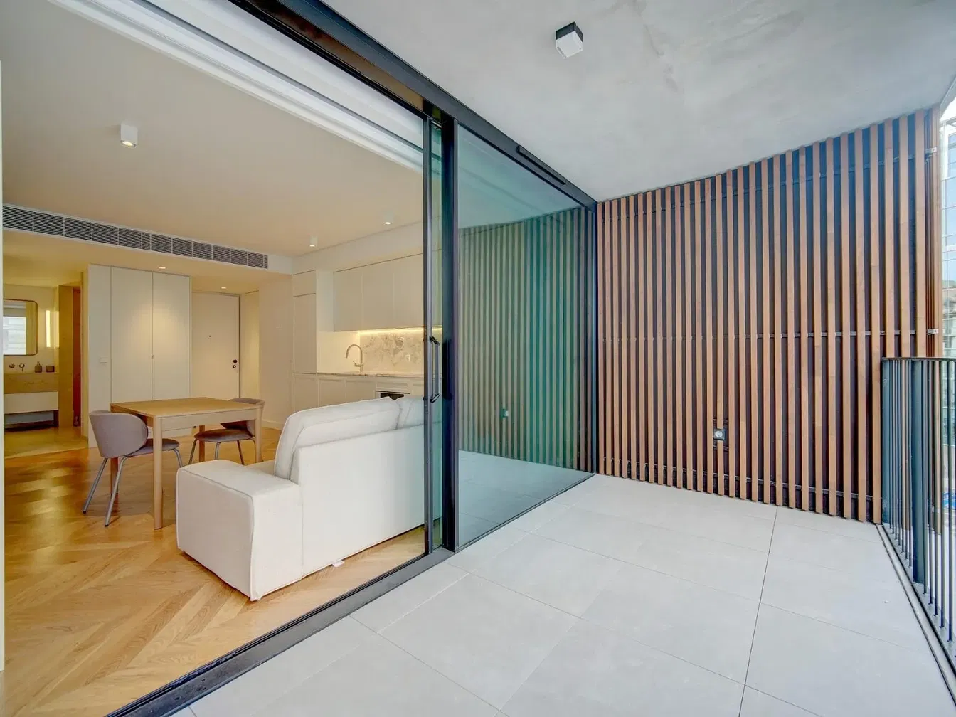 Soggiorno; pavimento in legno, luce naturale, stile moderno