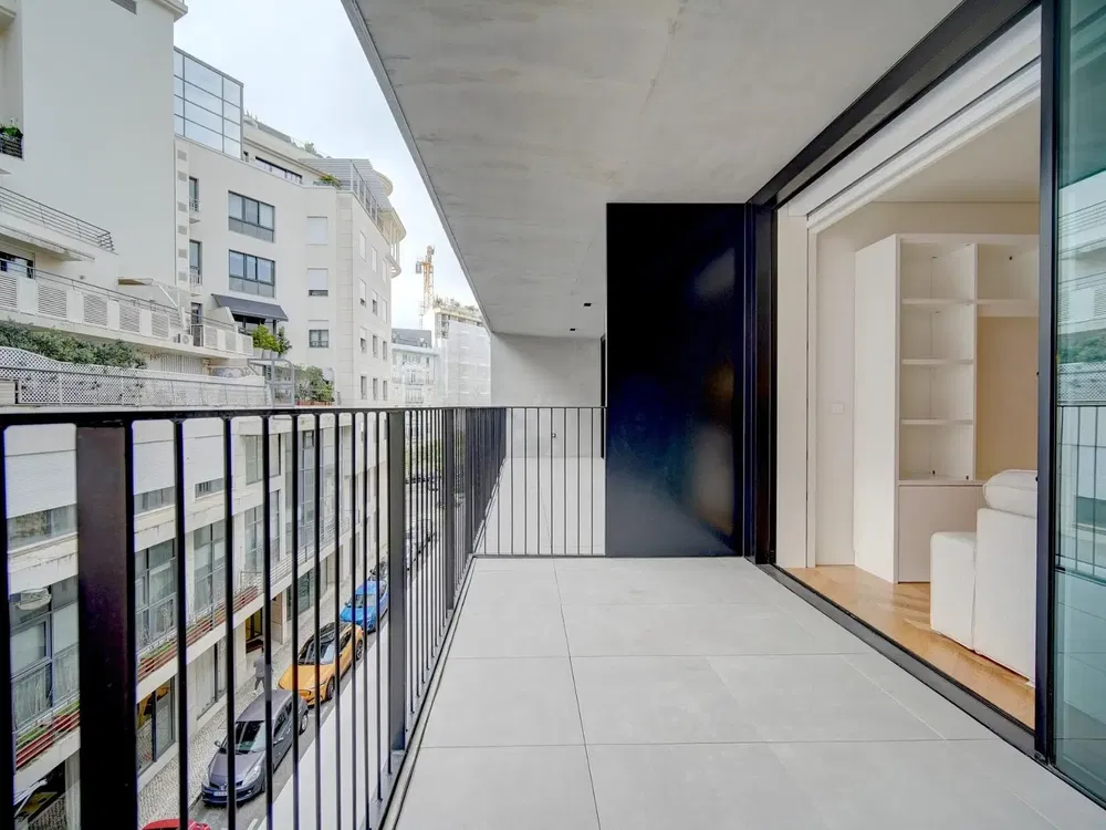 Cucina; elettrodomestici, pavimento in legno, luce naturale, stile moderno