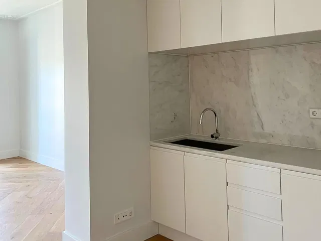 Keuken; keukenapparatuur, houten vloer, natuurlijk licht, moderne stijl