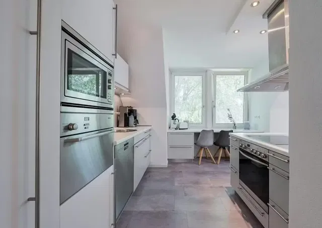 Küche; küchengeräte, holzboden, tageslicht, moderner stil