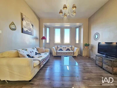 Kuchyňa; kuchynské spotrebiče, drevená podlaha, prirodzené svetlo, moderný štýl