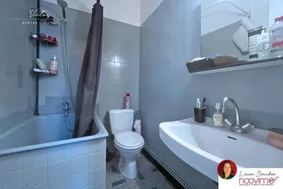 Kuchyně; kuchyňské spotřebiče, dřevěná podlaha, přirozené světlo, moderní styl