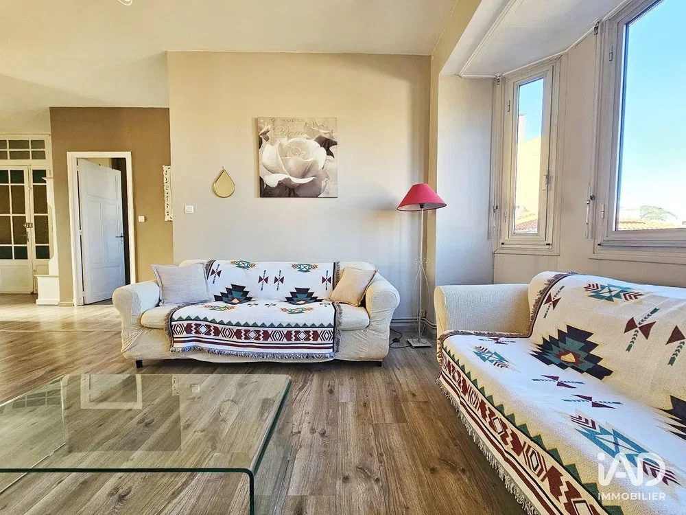 Kuchyňa; kuchynské spotrebiče, drevená podlaha, prirodzené svetlo, moderný štýl
