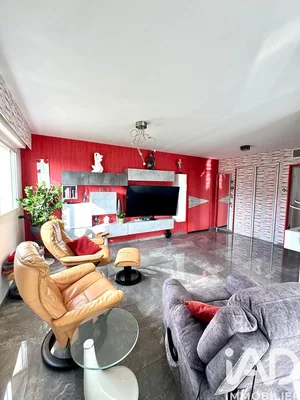 Kuhinja; kuhinjski aparati, drveni pod, prirodno svjetlo, moderni stil