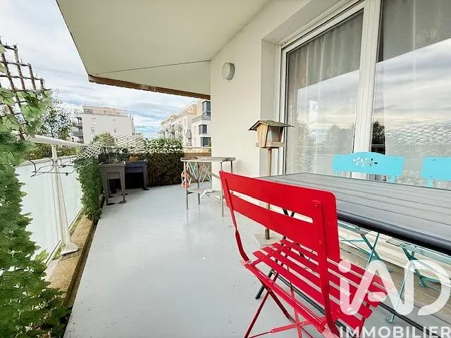 Дневна соба; дрвени под, природно светло, модерни стил