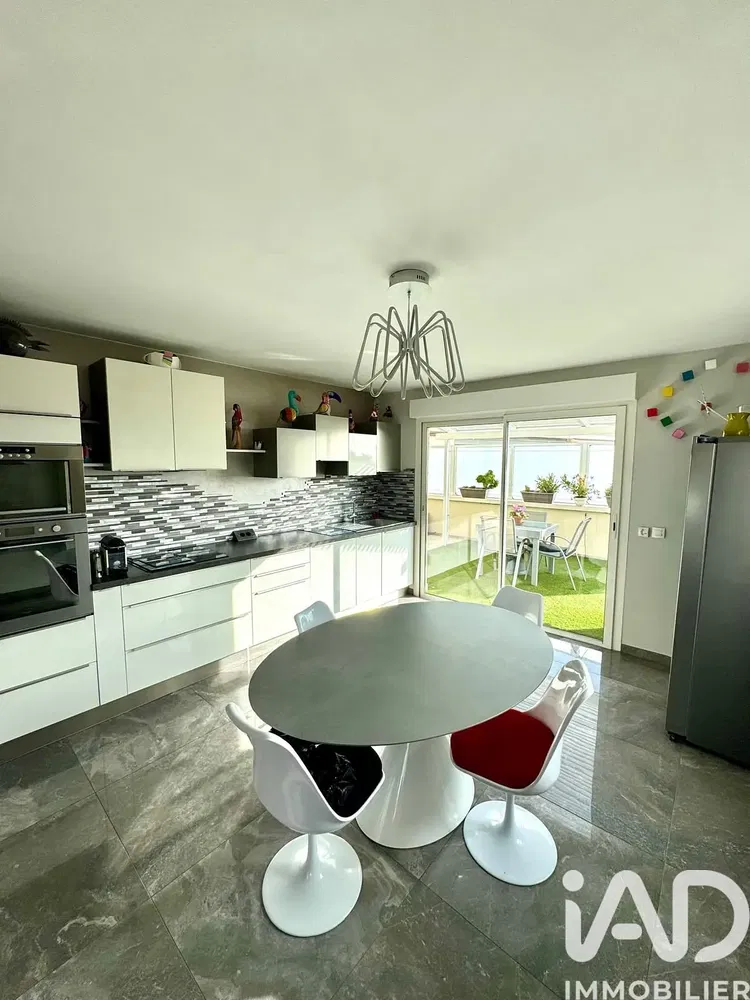 غرفة معيشة; أرضية خشبية, ضوء طبيعي, أسلوب عصري