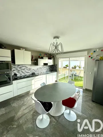 Σαλόνι; ξύλινο πάτωμα, φυσικό φως, μοντέρνο στυλ