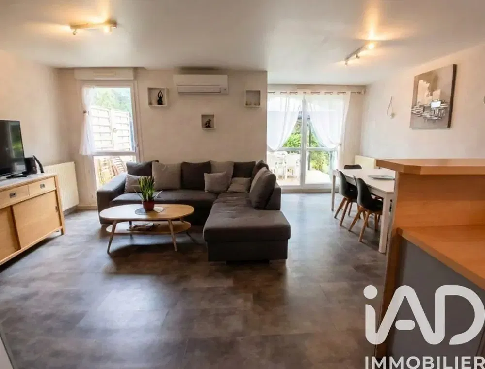 Κουζίνα; συσκευές κουζίνας, ξύλινο πάτωμα, φυσικό φως, μοντέρνο στυλ