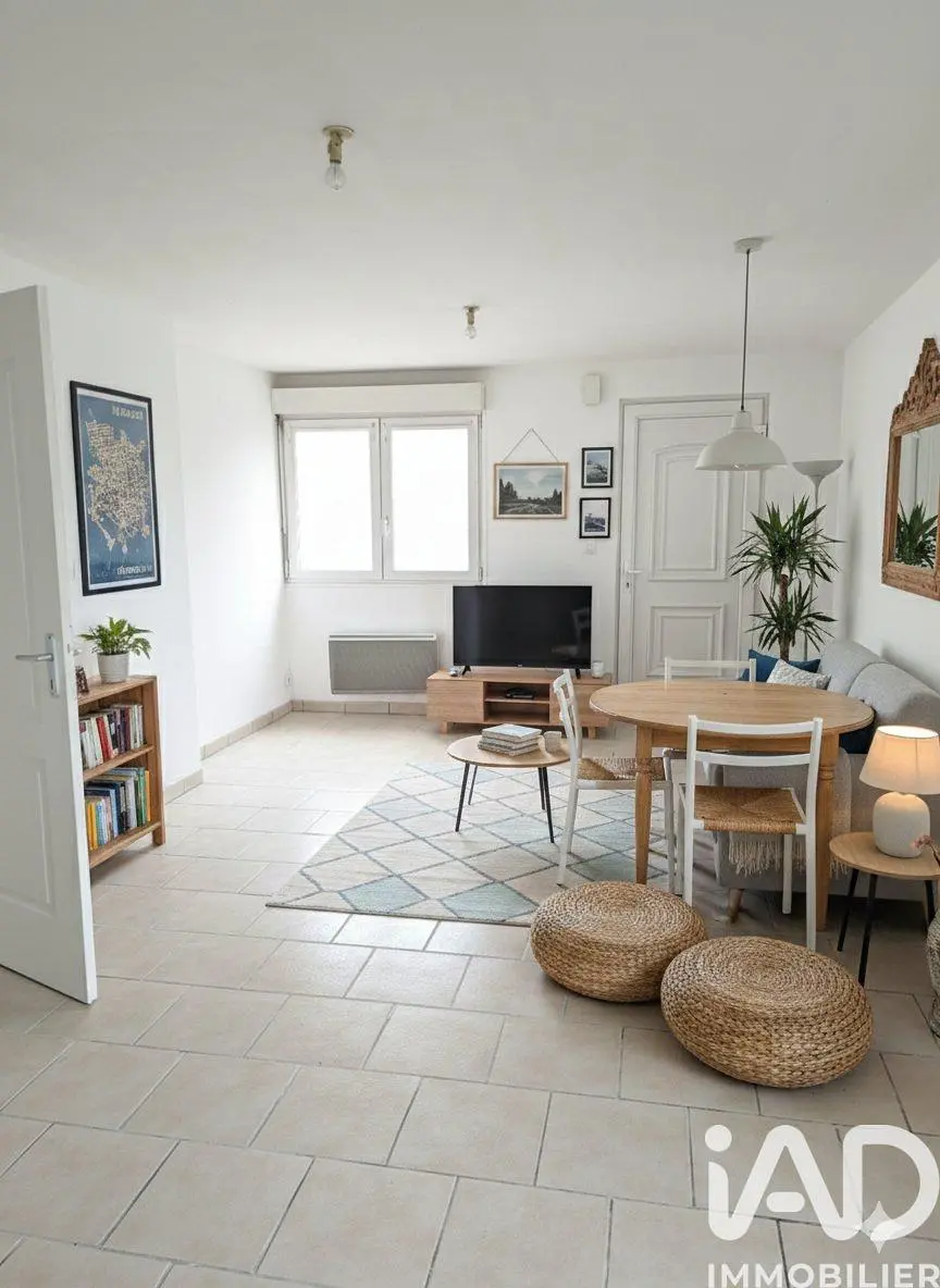 Living room; wood floor, natural light, modern style