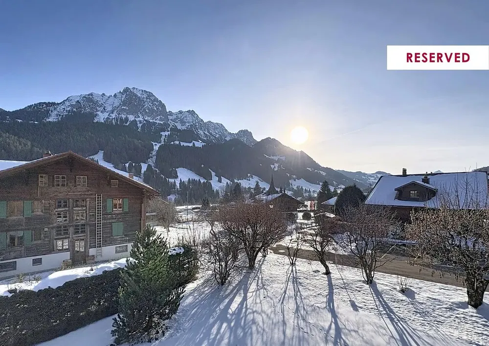 Mutfak; mutfak aletleri, ahşap zemin, doğal ışık, modern stil