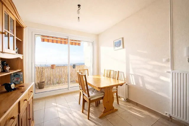 Küche; küchengeräte, holzboden, tageslicht, moderner stil