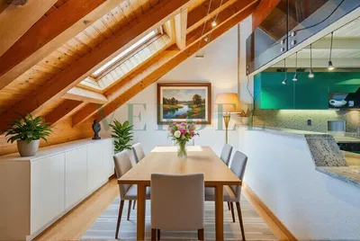 Cozinha; eletrodomésticos, chão de madeira, luz natural, estilo moderno