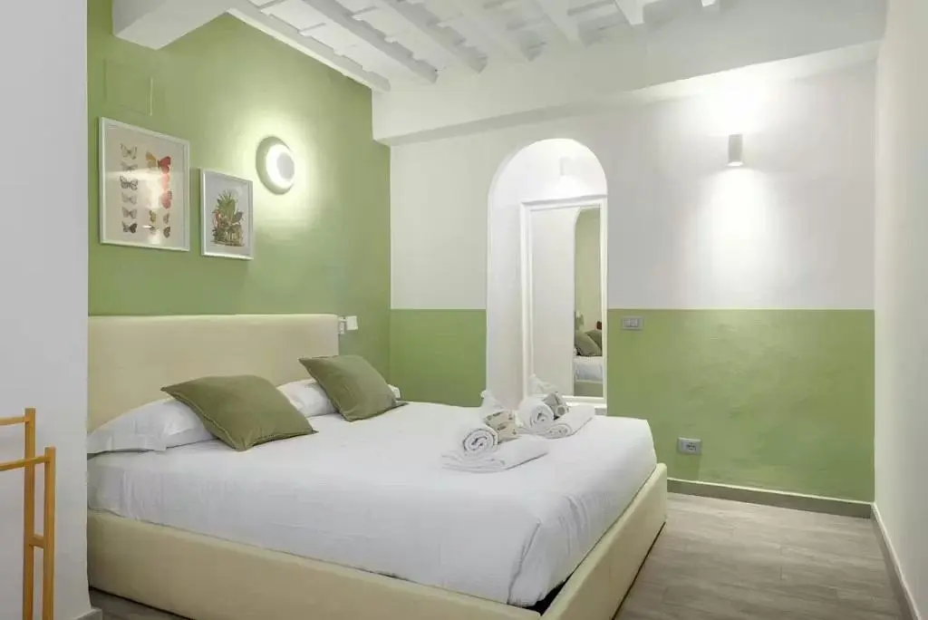 Kuhinja; kućanski aparati, drveni pod, prirodna svjetlost, moderan stil