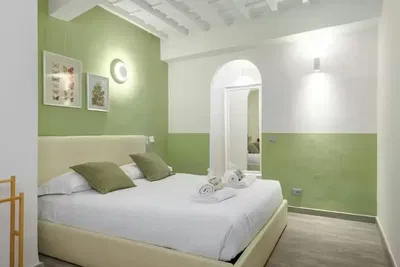 Kuhinja; kućanski aparati, drveni pod, prirodna svjetlost, moderan stil