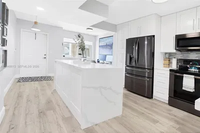 Kuchyně; kuchyňské spotřebiče, dřevěná podlaha, přirozené světlo, moderní styl