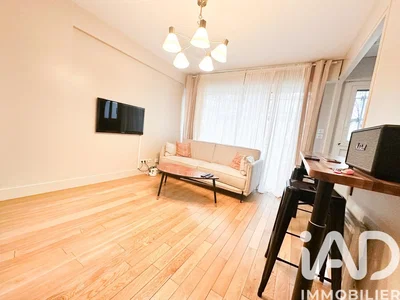Küche; küchengeräte, holzboden, tageslicht, moderner stil
