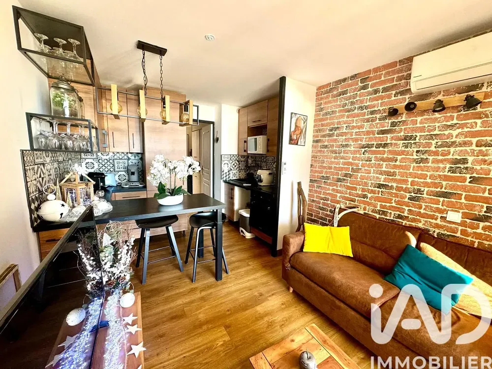 Kuchyně; kuchyňské spotřebiče, dřevěná podlaha, přirozené světlo, moderní styl