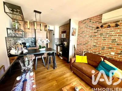 Kuchyně; kuchyňské spotřebiče, dřevěná podlaha, přirozené světlo, moderní styl