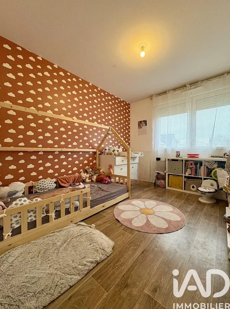 Kuchyně; kuchyňské spotřebiče, dřevěná podlaha, přirozené světlo, moderní styl