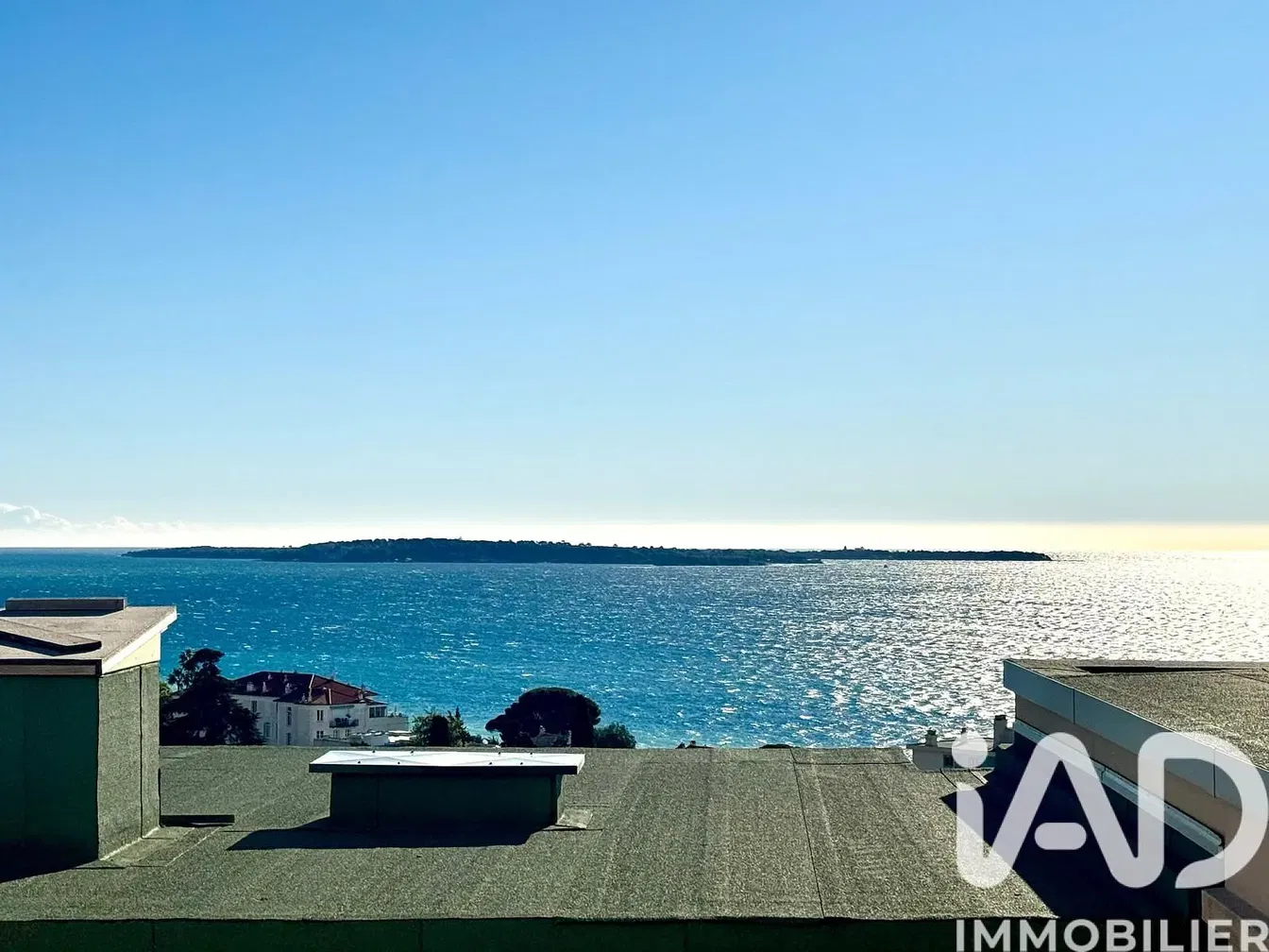 Kuchyně; kuchyňské spotřebiče, dřevěná podlaha, přirozené světlo, moderní styl