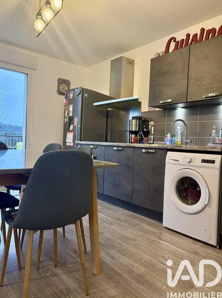 Cuisine; électroménager, parquet, lumière naturelle, style moderne