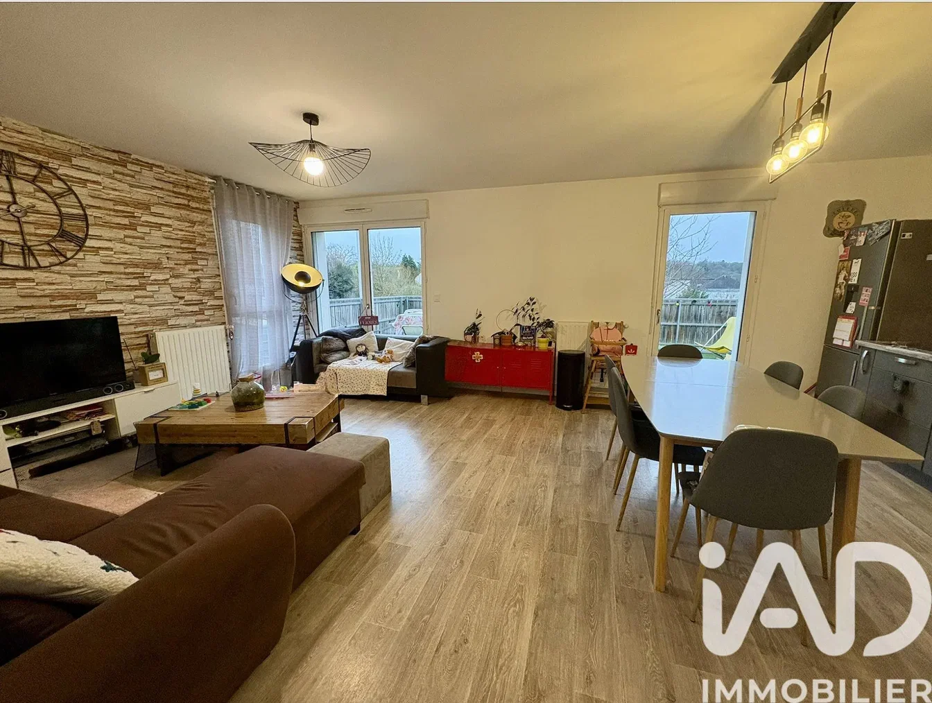 Cuisine; électroménager, parquet, lumière naturelle, style moderne