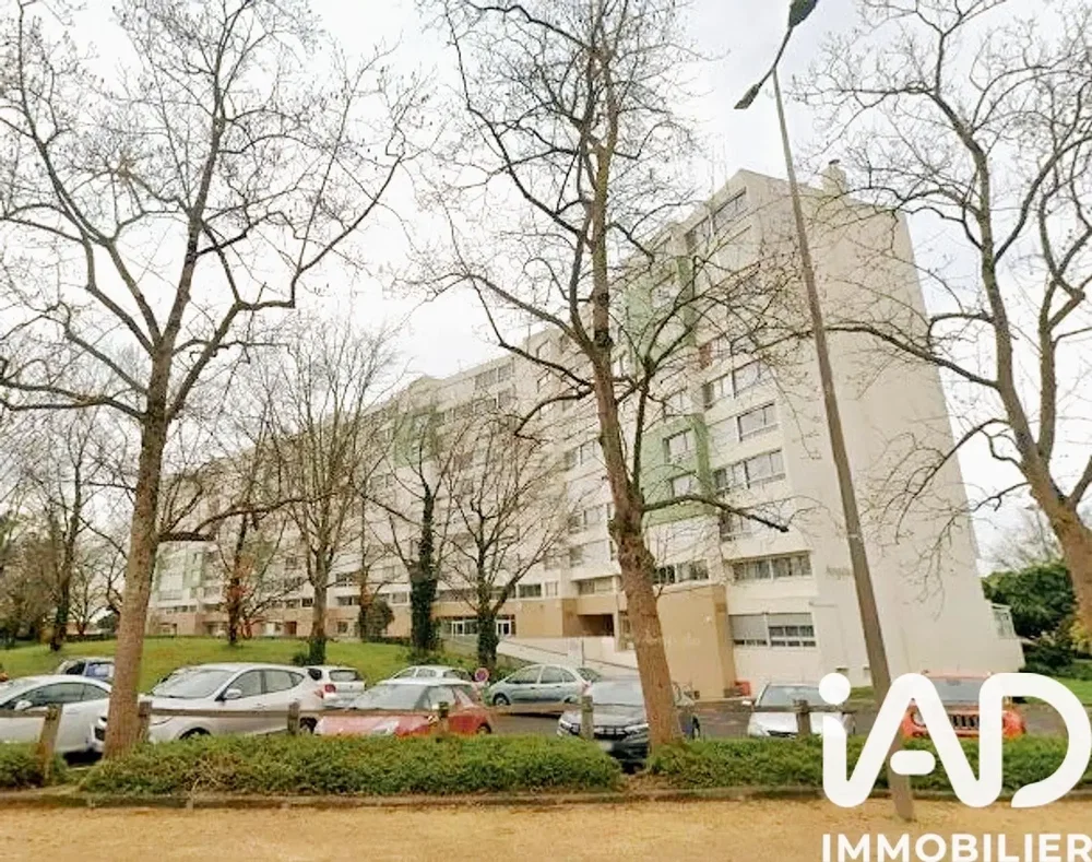 Дневна соба; дрвени под, природно светло, модерни стил