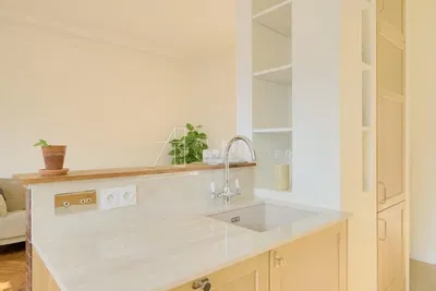 Kuchyně; kuchyňské spotřebiče, dřevěná podlaha, přirozené světlo, moderní styl