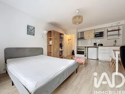 Kuchyně; kuchyňské spotřebiče, dlažba, přirozené světlo, moderní styl