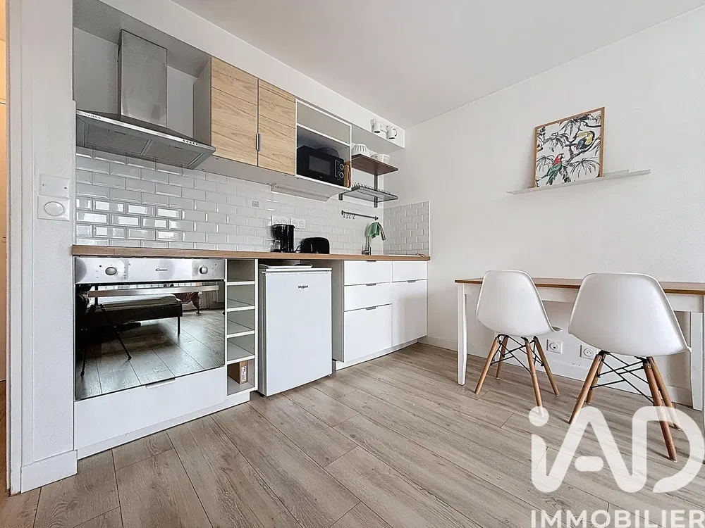 Obývací pokoj; dřevěná podlaha, přirozené světlo, moderní styl