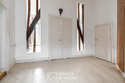 Kuchyně; kuchyňské spotřebiče, dřevěná podlaha, přirozené světlo, moderní styl