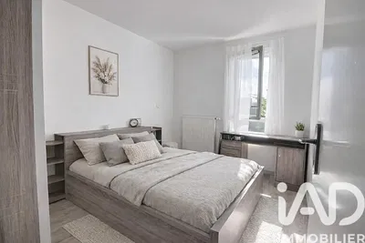 Kuchyně; kuchyňské spotřebiče, dřevěná podlaha, přirozené světlo, moderní styl