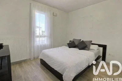 Keuken; keukenapparatuur, tegelvloer, natuurlijk licht, moderne stijl