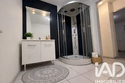 Keuken; keukenapparatuur, houten vloer, natuurlijk licht, moderne stijl