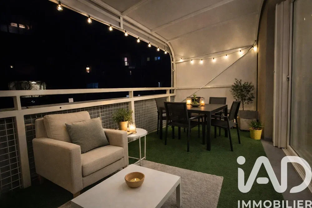 Keuken; keukenapparatuur, houten vloer, natuurlijk licht, moderne stijl