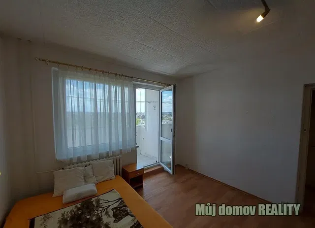 Кухня; кухненски уреди, дървен под, естествена светлина, модерен стил