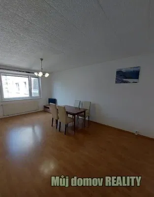 Кухня; кухненски уреди, дървен под, естествена светлина, модерен стил