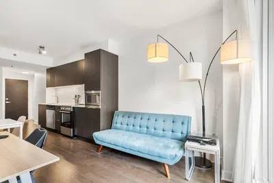 Kuchyně; kuchyňské spotřebiče, dřevěná podlaha, přirozené světlo, moderní styl