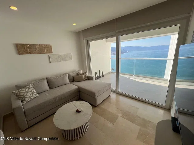 Кухня; кухненски уреди, дървен под, естествена светлина, модерен стил