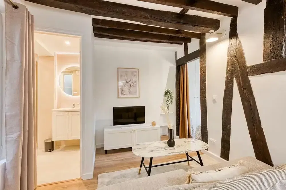 Cozinha; eletrodomésticos, chão de madeira, luz natural, estilo moderno